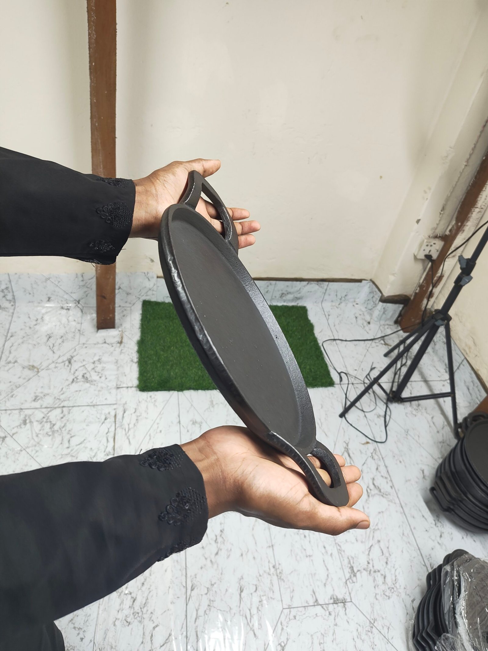 কাস্ট আয়রন রুটি তাওয়া (১১ ইঞ্চি)
