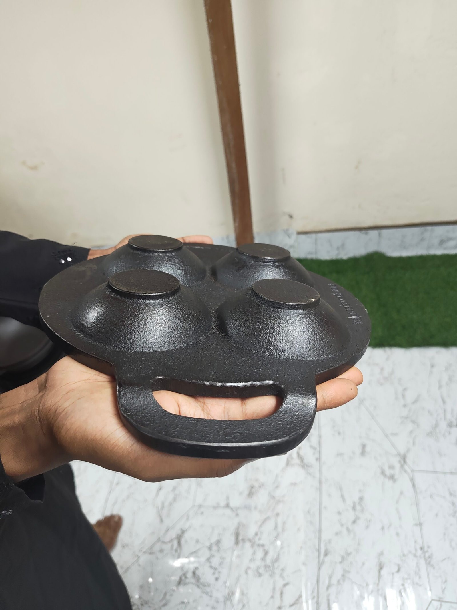 কাস্ট আয়রন ৪ খোপের চিতই তাওয়া (১০ ইঞ্চি)