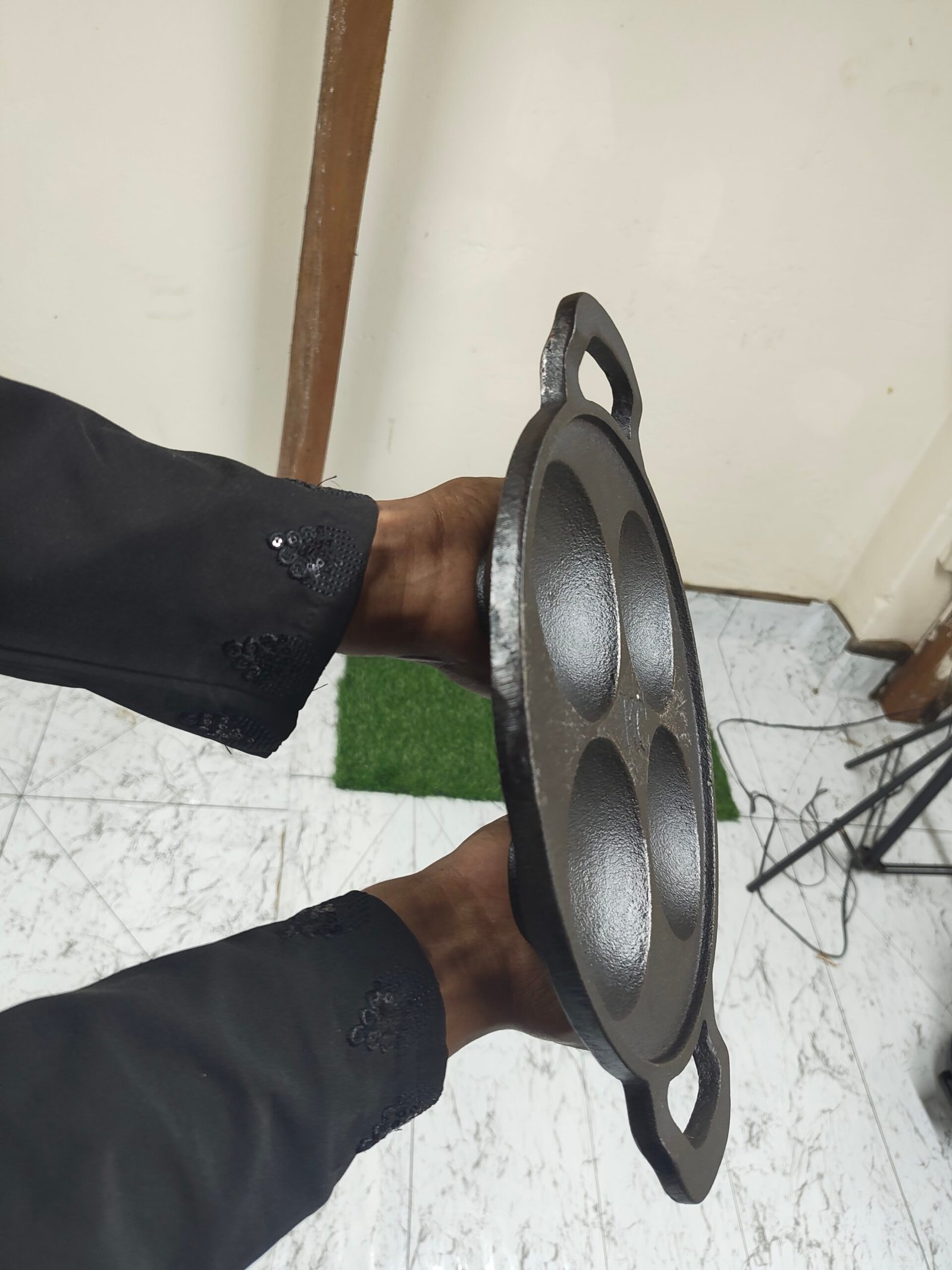 কাস্ট আয়রন ৪ খোপের চিতই তাওয়া (১০ ইঞ্চি)