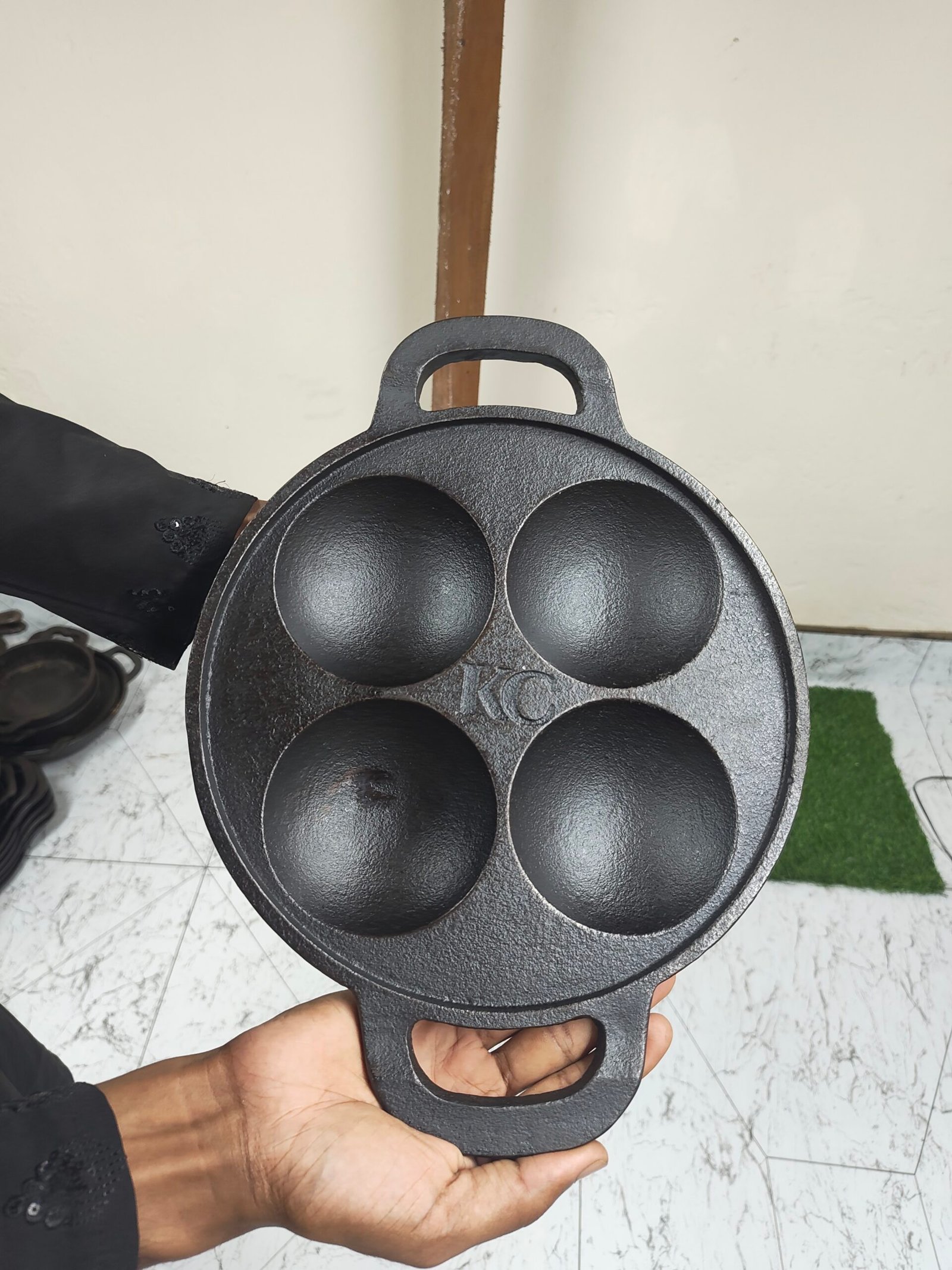 কাস্ট আয়রন ৪ খোপের চিতই তাওয়া (১০ ইঞ্চি)