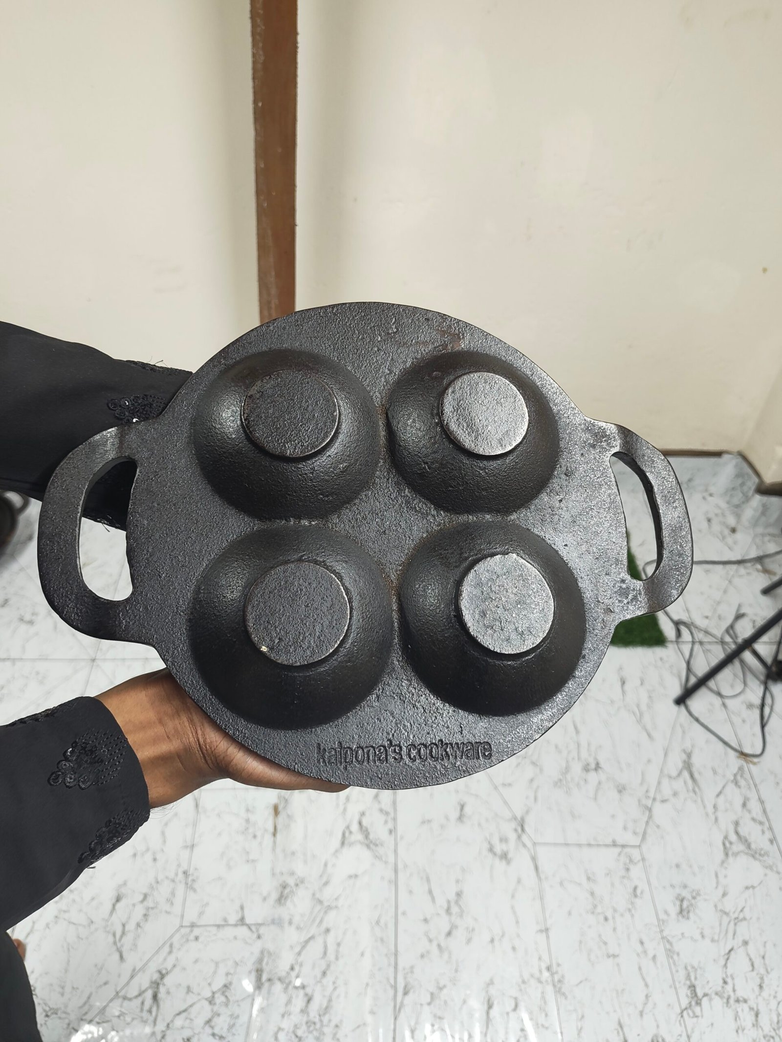 কাস্ট আয়রন ৪ খোপের চিতই তাওয়া (১০ ইঞ্চি)