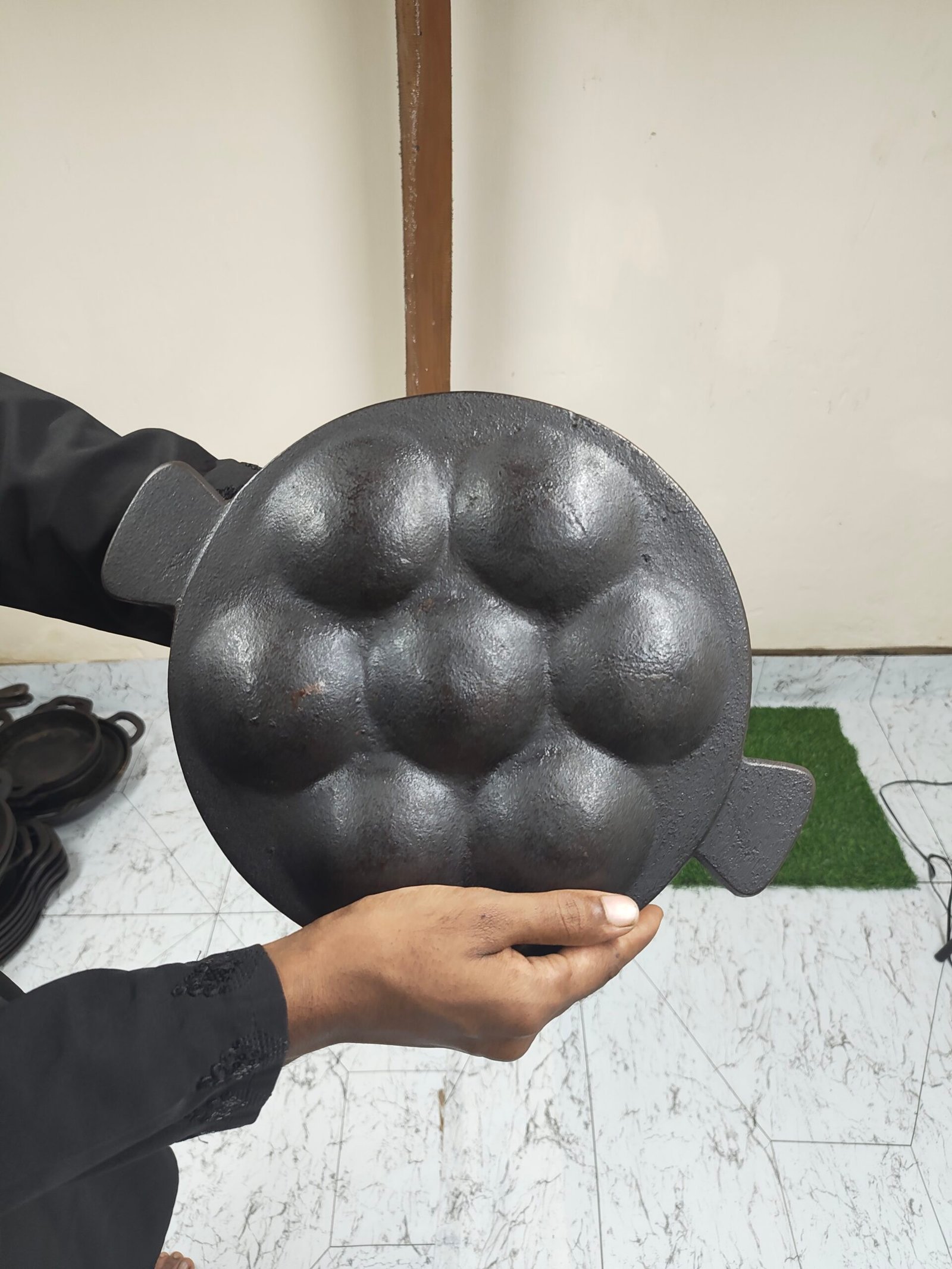 কাস্ট আয়রন ৭ খোপের চিতই তাওয়া (১০ ইঞ্চি)