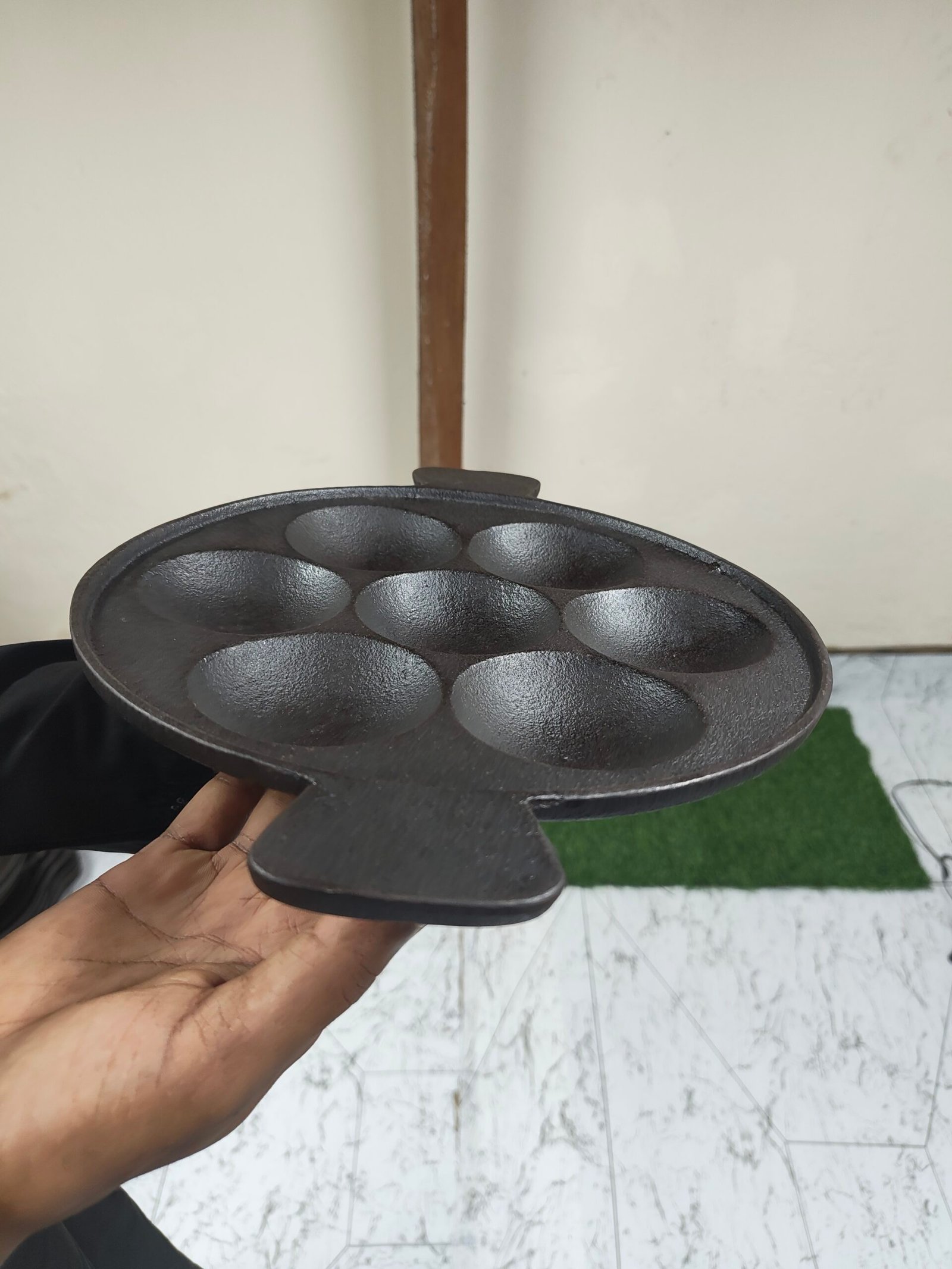 কাস্ট আয়রন ৭ খোপের চিতই তাওয়া (১০ ইঞ্চি)